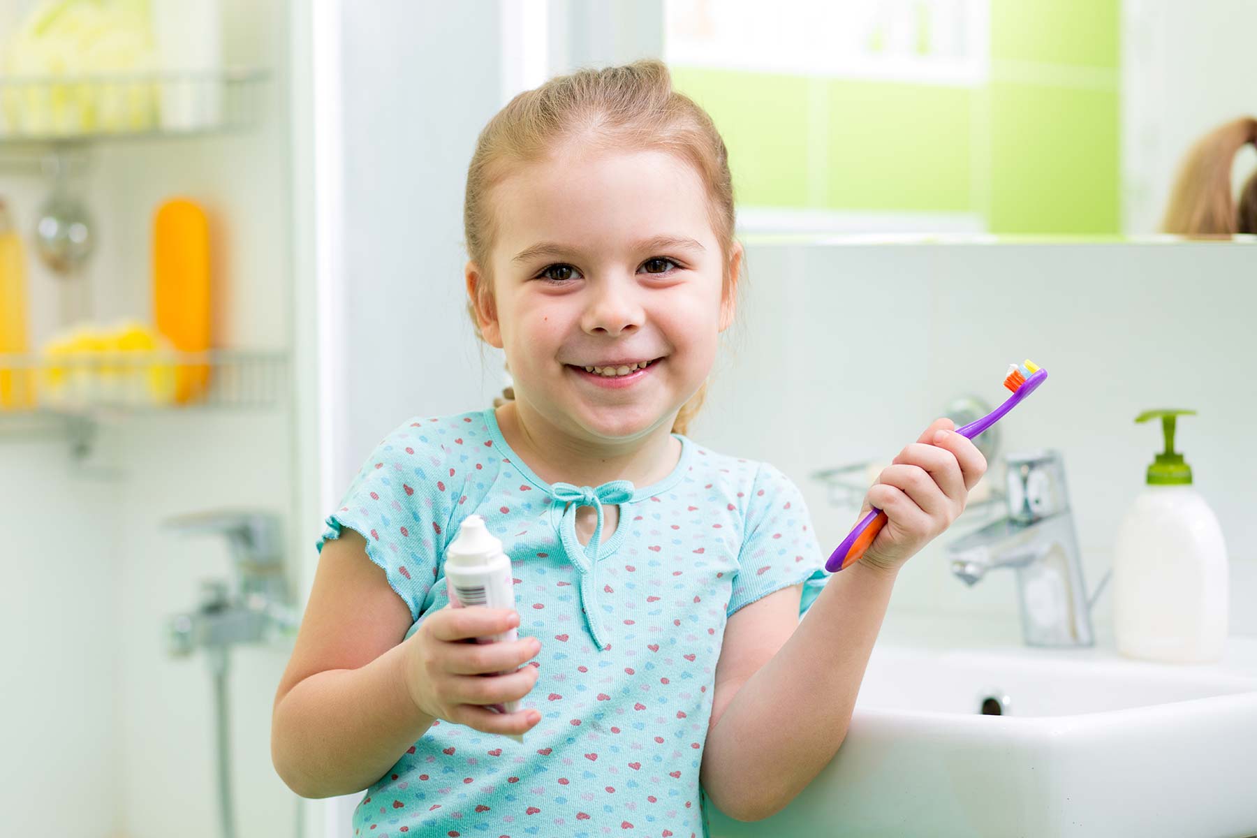 Зуб после душа. Девочка с зубной щеткой в ванной. Ребенок чистит зубы в ванной. Дошкольник девочки в ванной. Ребенок с зубной щеткой в ванной.